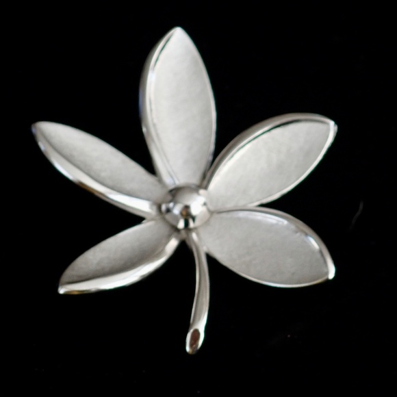 Crown Trifari Silver Tone Brooch Flower Plumeria Mid-Century Modern Vintage MCMM - Picture 1 of 8